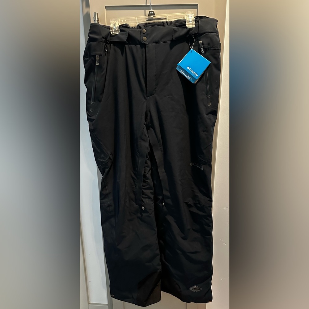 New, men’s snow pants in Navy